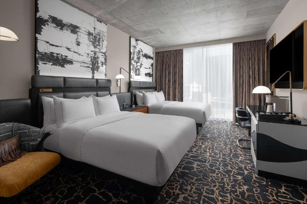 Queen Room with Two Queen Beds and Roll-In Shower - Mobility Accessible/City View interior